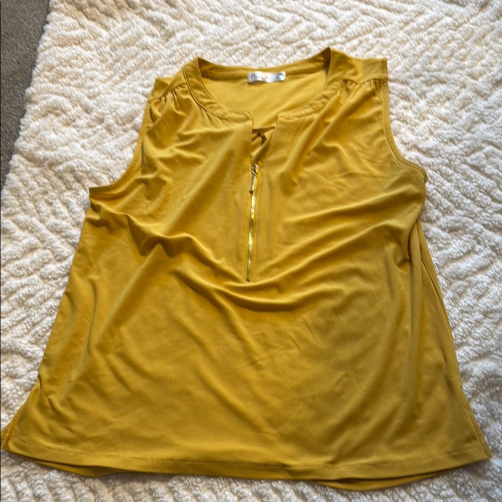89th & Madison Gold Sleeveless Tank Top